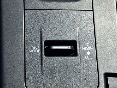 Used 2020 Toyota Highlander XLE AWD/4WD image 26