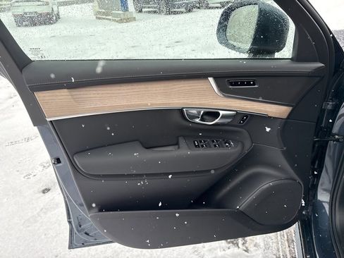 New 2026 Volvo XC90 B6 Core w/ Protection Package Premier AWD/4WD image 17