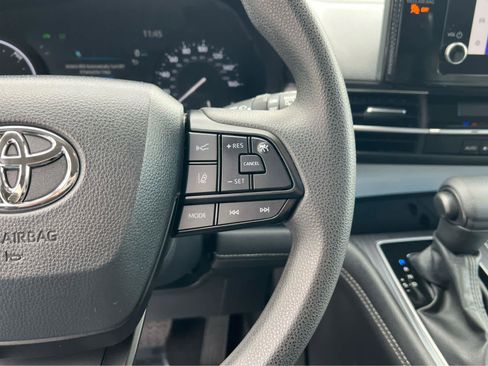 Used 2025 Toyota Sienna LE FWD image 32