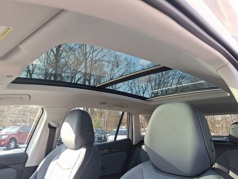 Certified 2025 Volkswagen Tiguan SE w/ Panoramic Sunroof Package image 21