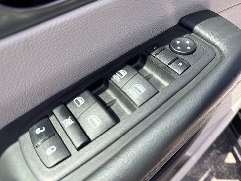 Used 2023 Chrysler Pacifica Touring-L FWD image 13