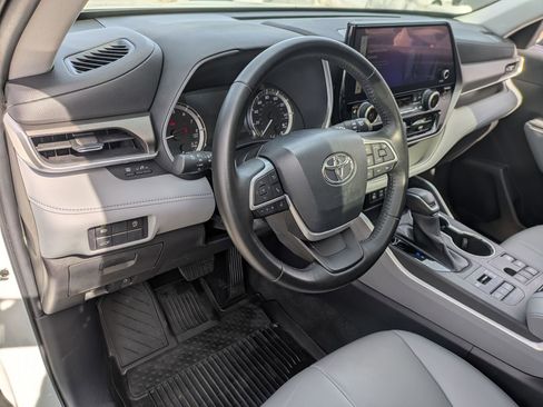 Used 2023 Toyota Highlander XLE image 8