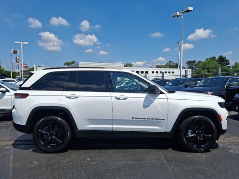 Used 2023 Jeep Grand Cherokee Limited w/ Black Appearance Package AWD/4WD image 7