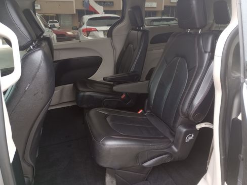 Used 2020 Chrysler Pacifica Touring-L image 11