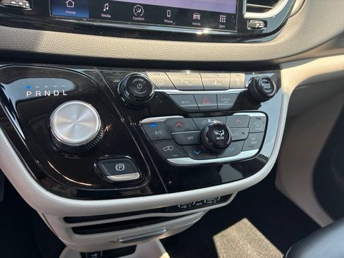 Used 2024 Chrysler Pacifica Touring-L FWD image 29