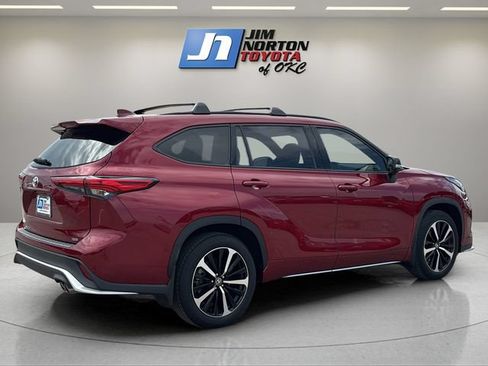Used 2022 Toyota Highlander XSE FWD image 5
