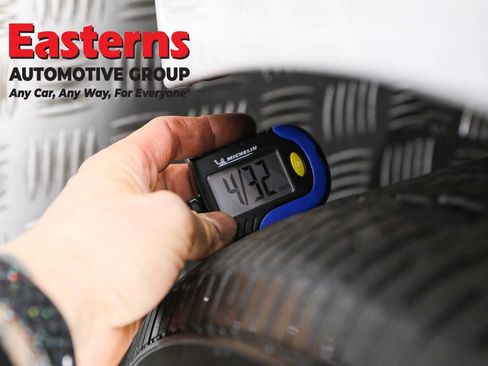 Used 2023 Chrysler Voyager LX image 27