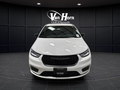 Used 2024 Chrysler Pacifica Limited FWD image 11
