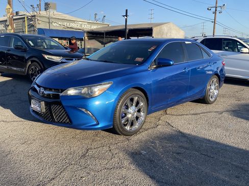 Used 2017 Toyota Camry SE w/ Moonroof Package image 2
