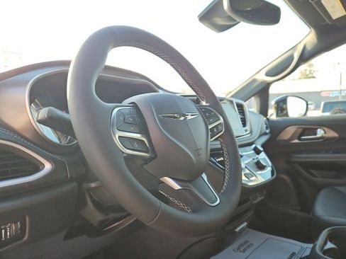 New 2026 Chrysler Pacifica Select image 37