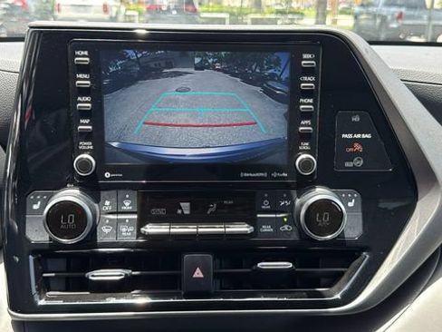 Used 2022 Toyota Highlander XLE FWD image 24