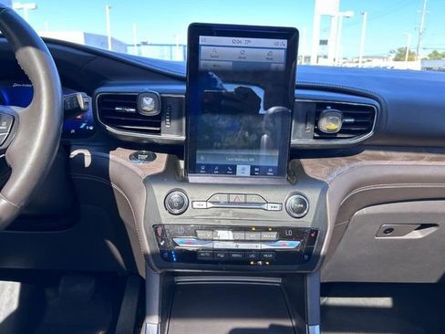 Used 2020 Ford Explorer Platinum w/ Premium Technology Package image 16