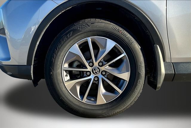 Used 2018 Toyota RAV4 XLE AWD/4WD image 32