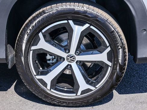 New 2025 Volkswagen Tiguan SE image 11