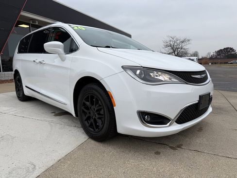 Used 2020 Chrysler Pacifica Touring-L image 19