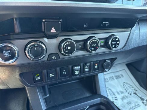 Used 2018 Toyota Tacoma TRD Off-Road w/ Technology Package image 24