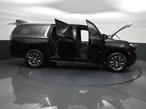 Used 2023 Chevrolet Suburban LT RWD image 35