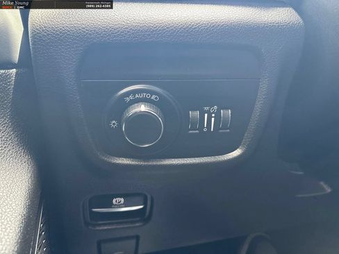 Used 2023 Jeep Grand Cherokee Laredo AWD/4WD image 17