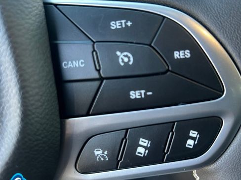 Used 2025 Chrysler Pacifica Select FWD image 16