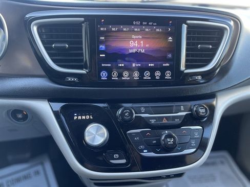 Used 2017 Chrysler Pacifica Touring image 19