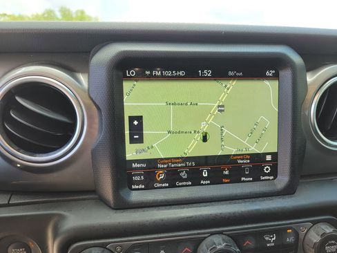 Used 2020 Jeep Wrangler Unlimited Sahara AWD/4WD image 20