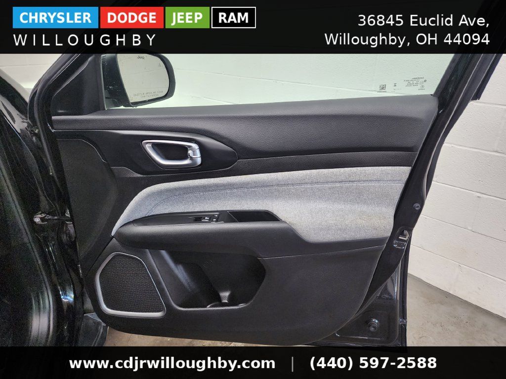 Used 2024 Jeep Compass Latitude AWD/4WD image 31
