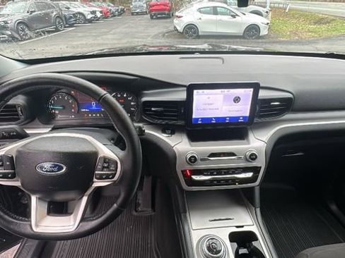 Used 2023 Ford Explorer XLT AWD/4WD image 9