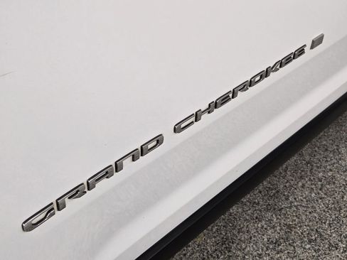Used 2022 Jeep Grand Cherokee L Limited w/ Luxury Tech Group II AWD/4WD image 11