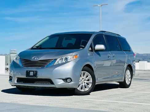 Used 2011 Toyota Sienna Limited image 1