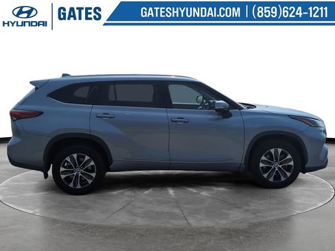 Used 2021 Toyota Highlander XLE image 3