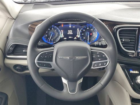 Used 2023 Chrysler Pacifica Limited image 29