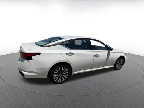 Used 2025 Nissan Altima 2.5 SV FWD image 15