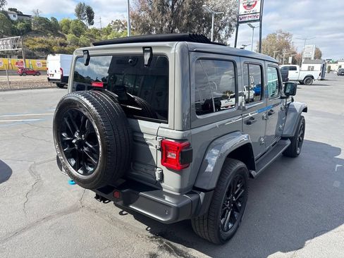 Used 2022 Jeep Wrangler Unlimited Sahara w/ Cold Weather Group AWD/4WD image 10