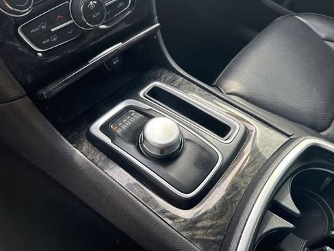Used 2018 Chrysler 300 Limited RWD image 34