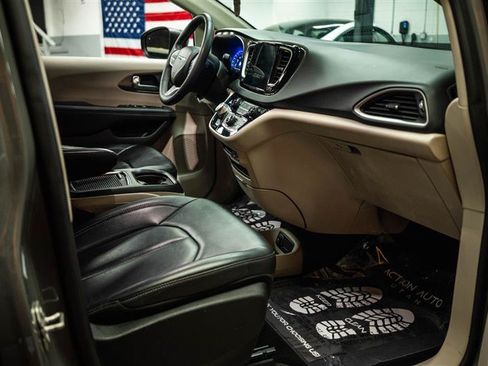 Used 2023 Chrysler Pacifica Touring-L FWD image 13