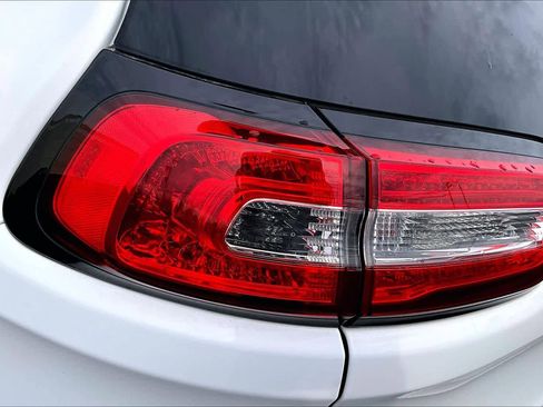 Used 2016 Jeep Cherokee Sport image 28