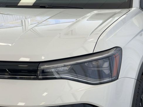 New 2026 Volkswagen Taos SE image 11