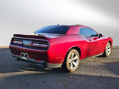 Used 2019 Dodge Challenger SXT image 3