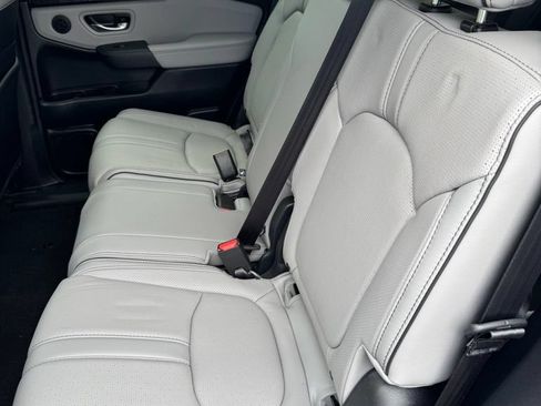 Used 2025 Honda Pilot Elite image 4