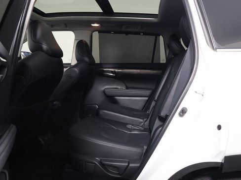 Used 2023 Toyota Highlander Platinum FWD image 11