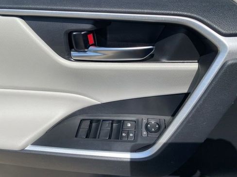 Used 2021 Toyota RAV4 XLE w/ Convenience Package image 18