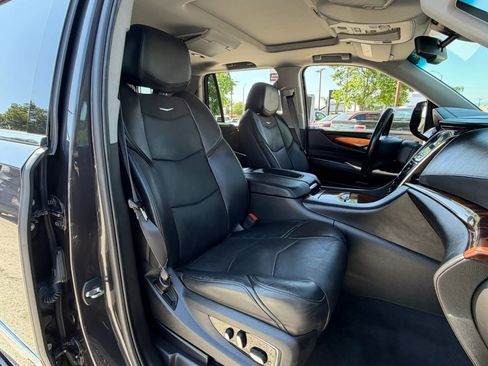 Used 2015 Cadillac Escalade Luxury AWD/4WD image 27
