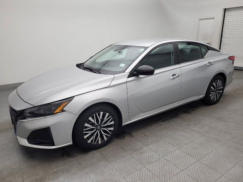 Used 2024 Nissan Altima 2.5 SV image 2