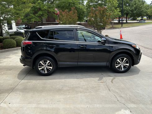 Used 2017 Toyota RAV4 XLE AWD/4WD image 11