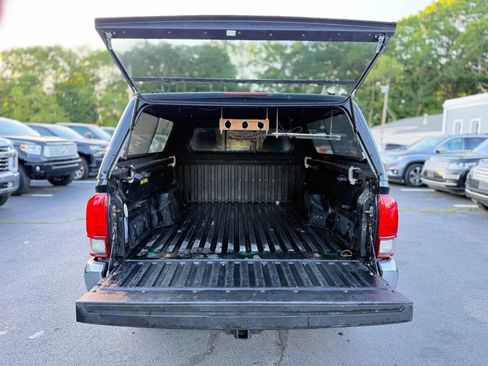 Used 2018 Toyota Tacoma SR5 AWD/4WD image 12