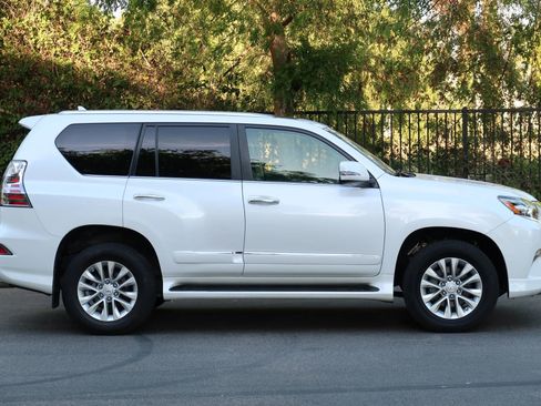 Used 2015 Lexus GX 460 w/ Premium Package image 6