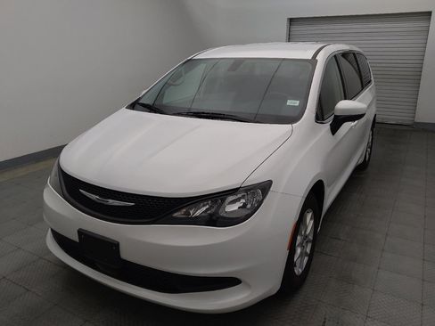 Used 2022 Chrysler Voyager LX FWD image 15