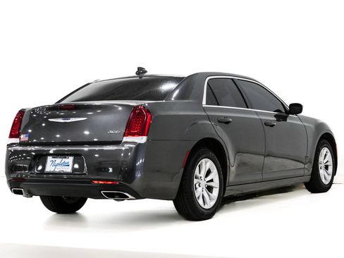 Used 2023 Chrysler 300 Touring RWD image 4