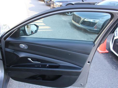 Used 2023 Hyundai Elantra Limited FWD image 12