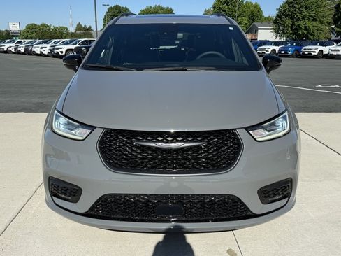 Used 2025 Chrysler Pacifica Limited FWD image 3